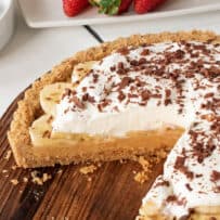 Graham cracker or digestive biscuit crust topped with toffee banana and whipped cream with shaved chocolate