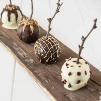 2 white chocolate and 2 dark chocolate apples