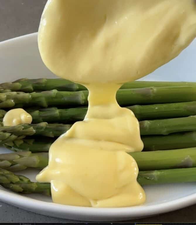 Steamed asparagus topped with hollandaise sauce